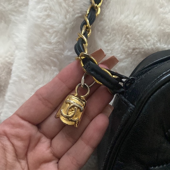 Vintage Chanel lamb skin purse - Picture 4 of 4